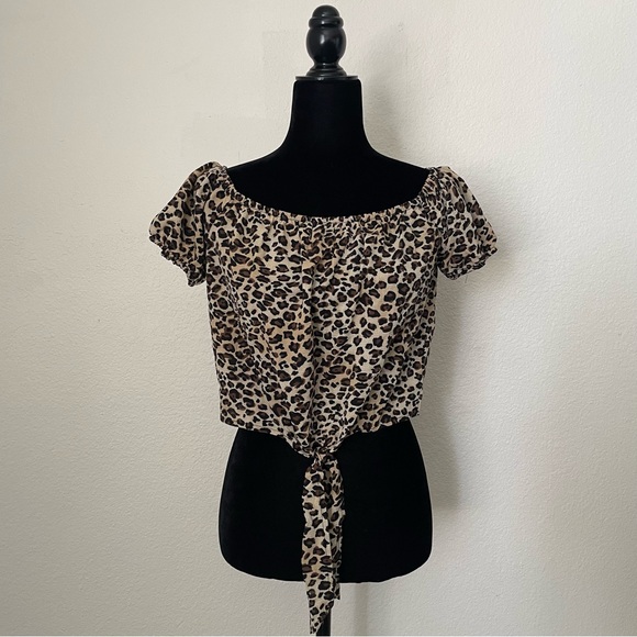 Leopard Crop Top with Puff Sleeves - Picture 2 of 5